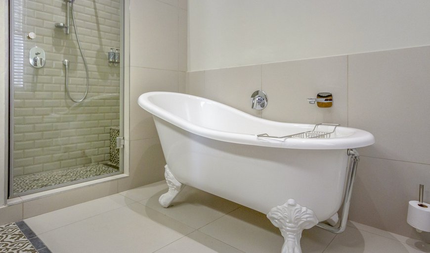 Superior Honeymoon Suite - Modern: Bathroom