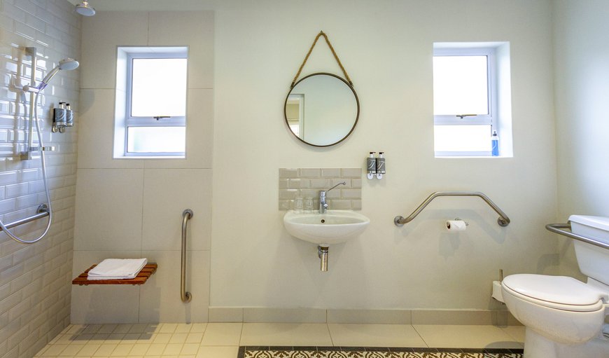 Luxury Disabled King Room - Modern: Bathroom