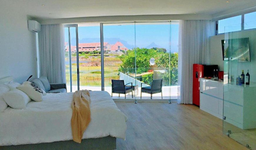 King Suite - Sea & Mountain Views: Photo of the whole room