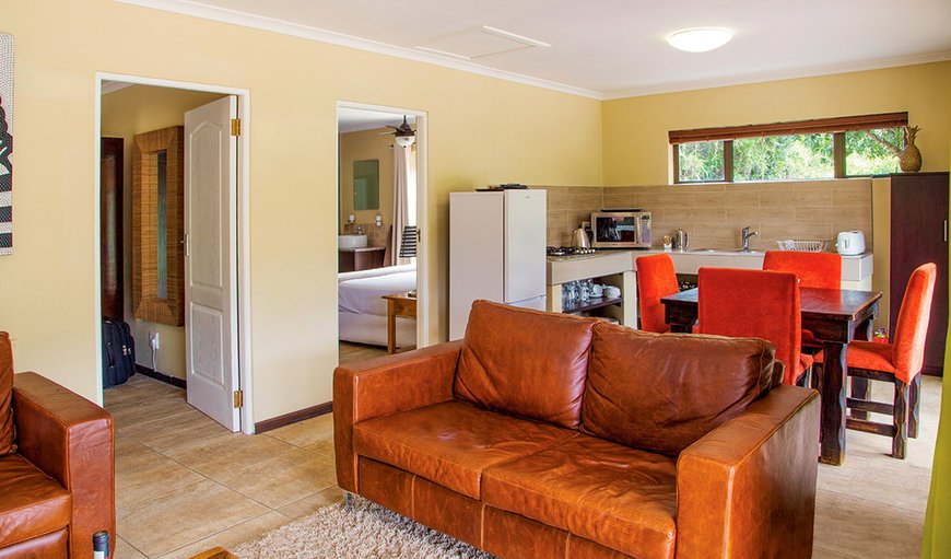 Kingfisher 2 Bedroom En Suite Chalet: Kingfisher 2 Bedroom En Suite Chalet - Kitchenette, dining and lounge area