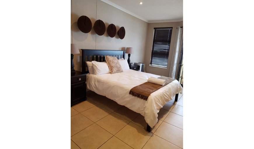 3 Bedroom apartment: Main bedroom with queen size bed.