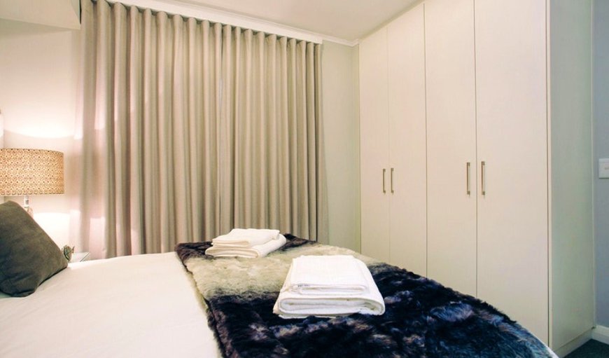 Deluxe Apartment Mayfair: Bedroom with Queen Size Bed