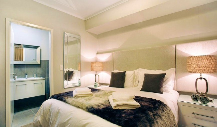 Deluxe Apartment Mayfair: Bedroom with Queen Size Bed