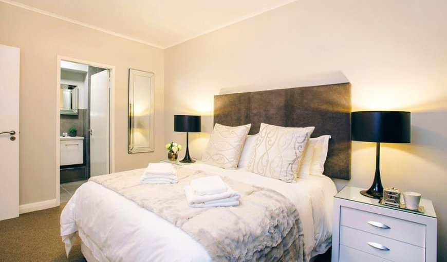 Superior Apartment Mayfair: Main Bedroom with Queen Bed