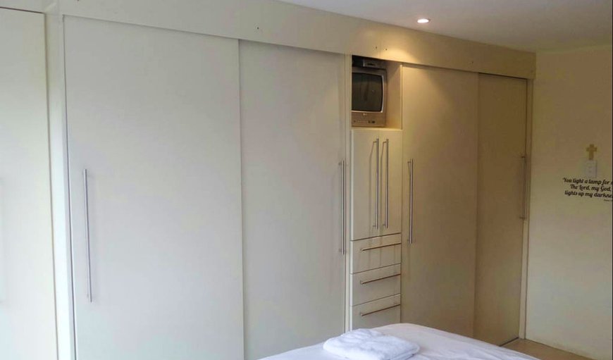 Bedroom 1 with king size bed and glass doors that open up completely to the wooden deck overlooking the beach, jacuzzi and garden area. Bedroom 1 with king size bed and glass doors that open up completely to the wooden deck overlooking the beach, jacuzzi and garden area.