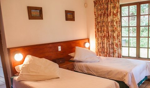 Beefwood Cottage: Bedroom with twin single beds