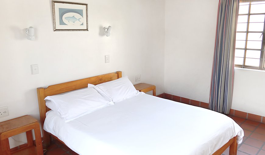N Cottage (3 Bedroom): The main bedroom features a Queen-size bed