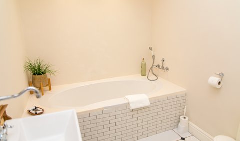 Luxury King Room: Bath