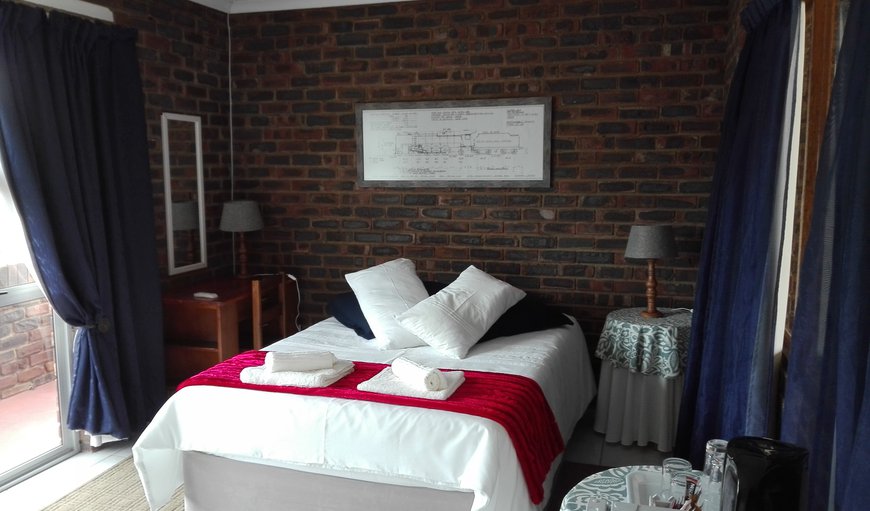 Rail Room has a double bed and an en-suite bathroom with a shower. The room is also equipped with a Fridge, a TV with full DSTV channels, Hairdryer, Air-Con and Tea- and Coffee-making facilties. Rail Room has a double bed and an en-suite bathroom with a shower. The room is also equipped with a Fridge, a TV with full DSTV channels, Hairdryer, Air-Con and Tea- and Coffee-making facilties.