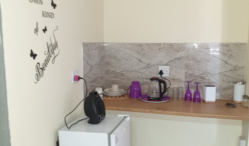 Purple Room: Kitchenette