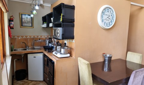 Cottage Three: Kitchenette & Dining Area
