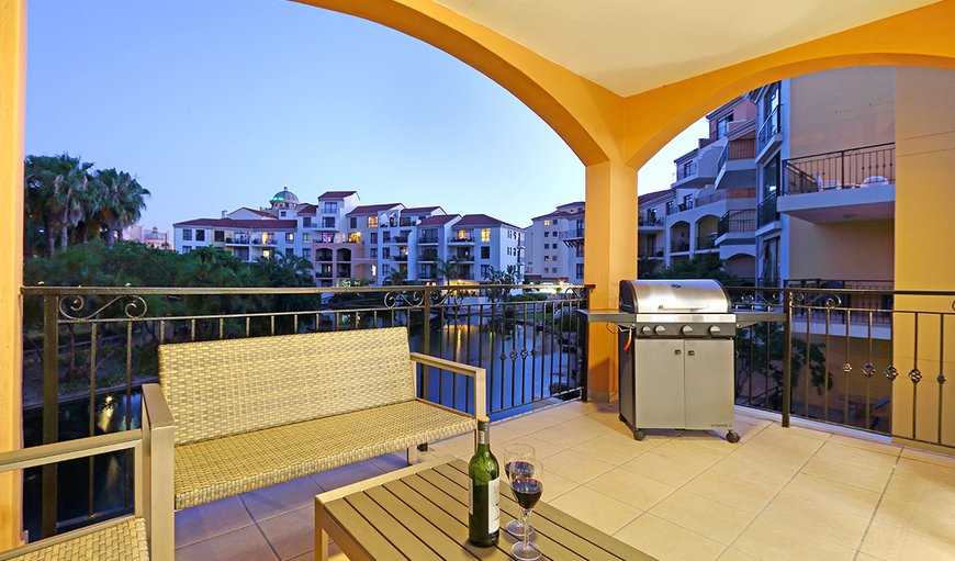Capri 101 features a balcony furnished with an outdoor seating area and braai facilities.