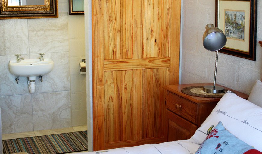 Krymekaar Cottage: En-Suite Bathroom with Shower