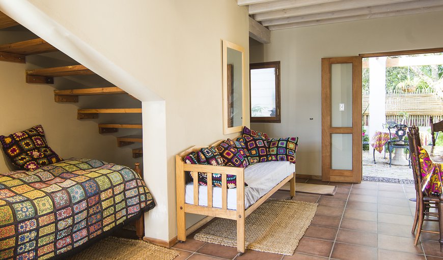 COTTAGE: Living Room with Single Bed and Sleeper Couch