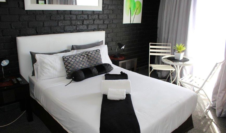 UNIT 17F: Guest room with a double bed