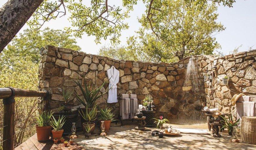 Main Lodge-  Luxury Suites: Outside Showers