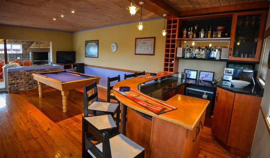 Addo Adventure House: Coco Mo House Kitchen and Living Area