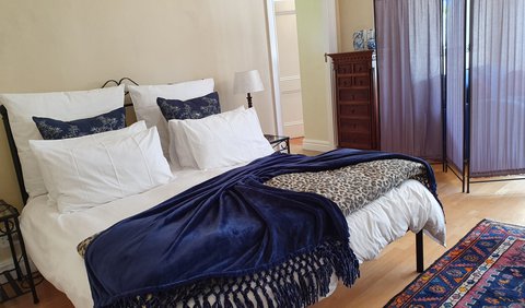 Deluxe Suite: Bedroom - Queen Bed