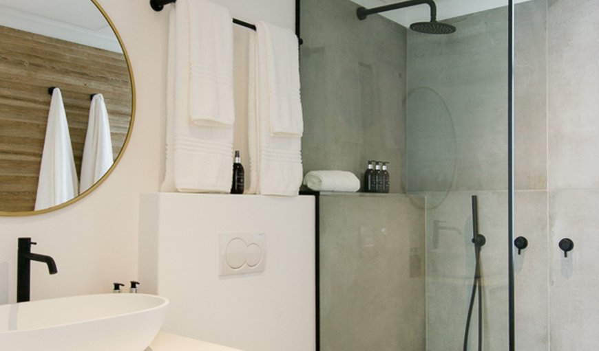 King Classic: En-Suite Bathroom with a shower