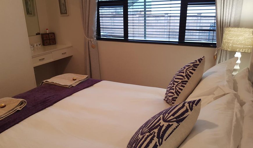 Bushys Oak: Bedroom with a double bed