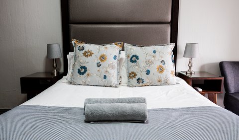 Standard - Queen Room: Bed