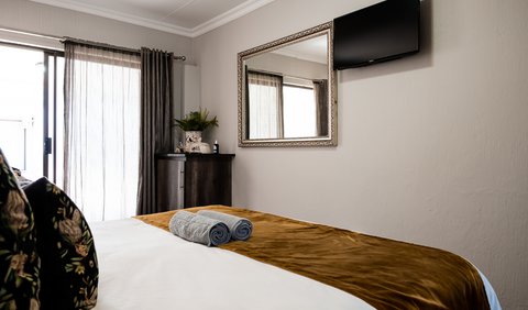 Standard - Twin / King Room: Bedroom