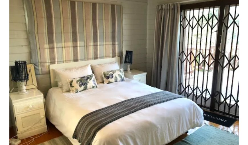 Milkwood 7: Bedroom with a queen size bed