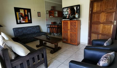 CABANAS DEL MAR 76: The lounge offers comfortable seating with a TV.
