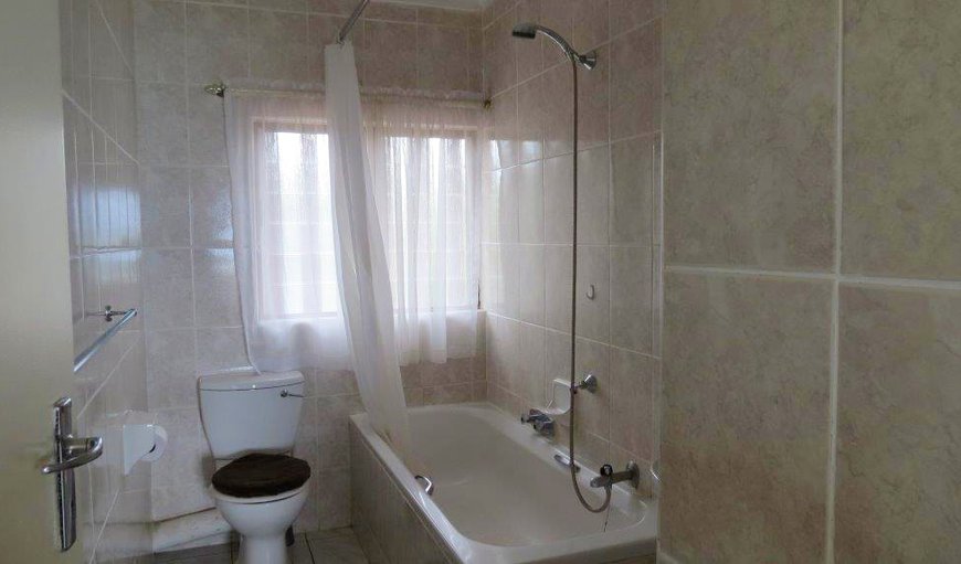 Ithaca 30 Bachelor Flat: Bathroom with Shower over Bath