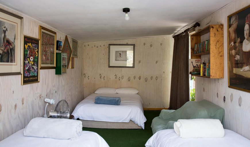 Franklin Cabin: Franklin Cabin - Bedroom with a double bed and 2 single beds