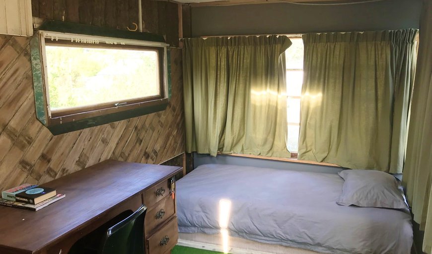 Jack Cabin: Jack Cabin - Bedroom with 2 single mattresses