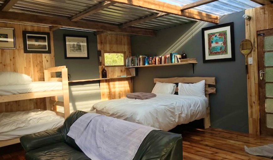 Jonathan Cabin - Bedroom with a queen size bed, a bunk bed and a single bed
