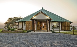 Silverstreams Lodge and Cottage image