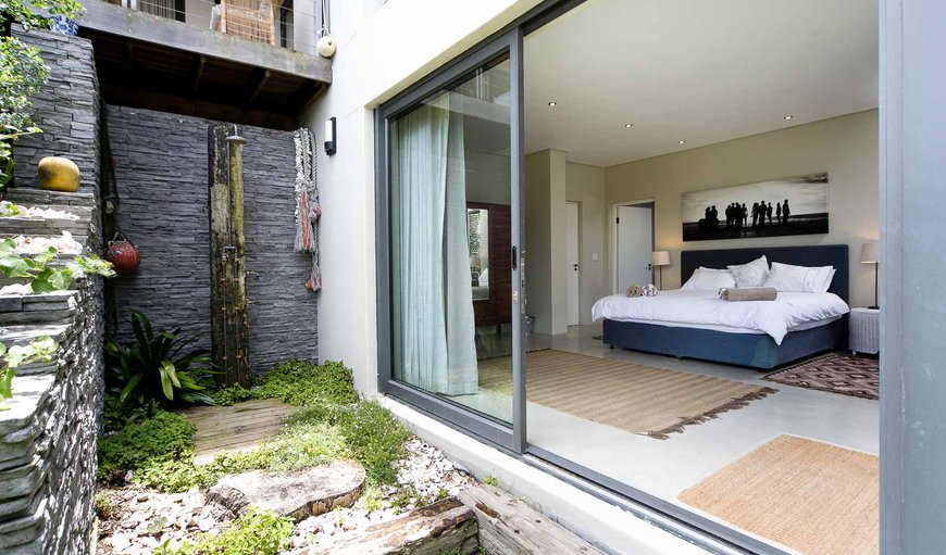 Beach View Villa: Bedroom with outdoor shower