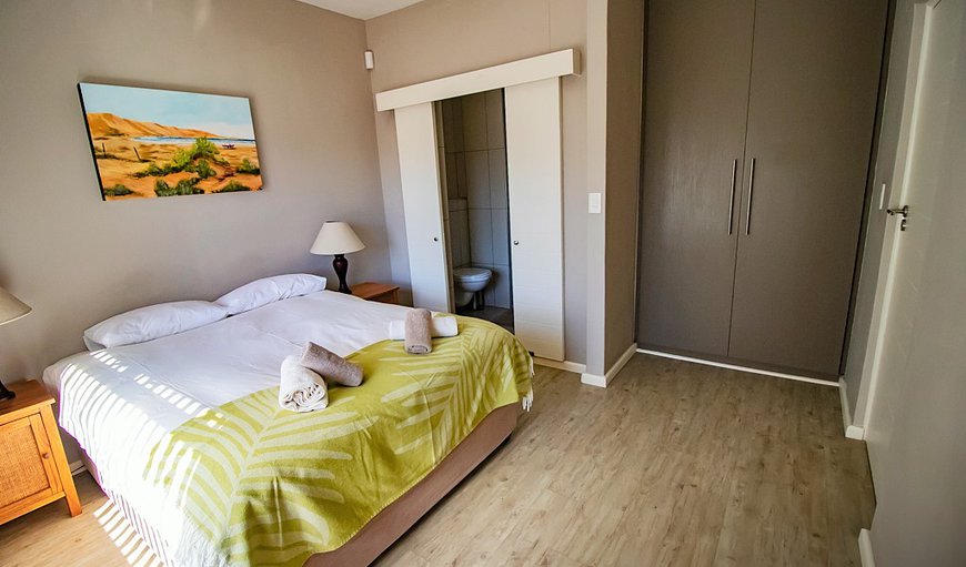 Bismarck Ecke 4: En-suite bedroom for two, with down duvets