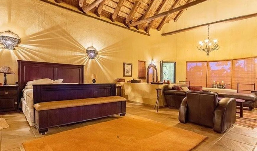 Tholo Private Game Lodge: Bedroom with King bed