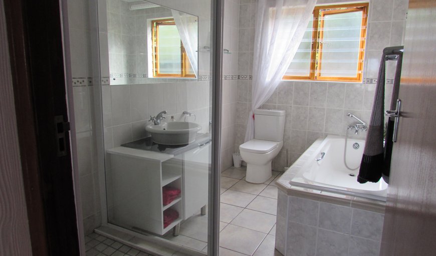 10@Sea-Battical: Bathroom with a shower and tub