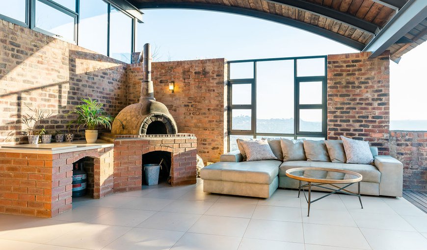 4 Bedroom House: Outdoor lounge and pizza oven