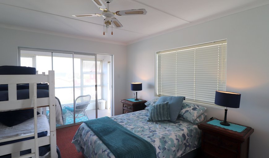 Afripoint Flat in Struisbaai: Open plan unit with a double bed and bunk bed