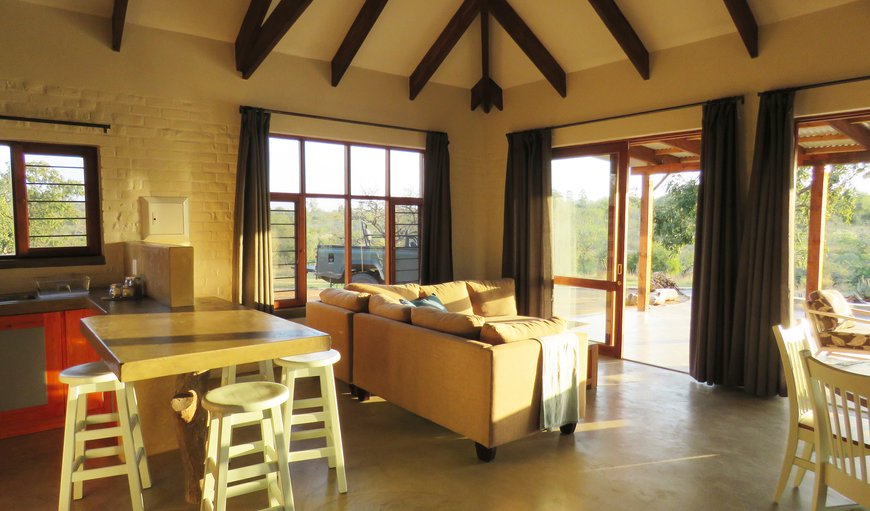 Dombeya Game Reserve Shonalanga Lodge: Lounge and dining area
