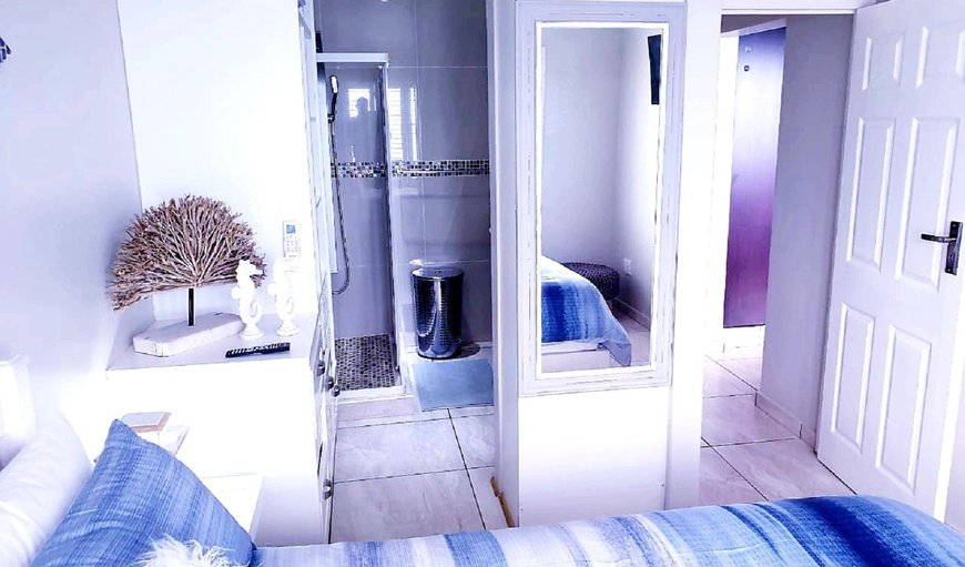 9 QueensView: Main bedroom with en-suite bathroom