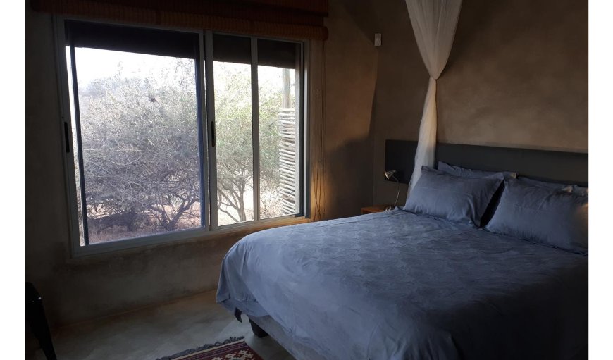 Nextdoor Kruger Lodge: Main Bedroom with Queen size bed