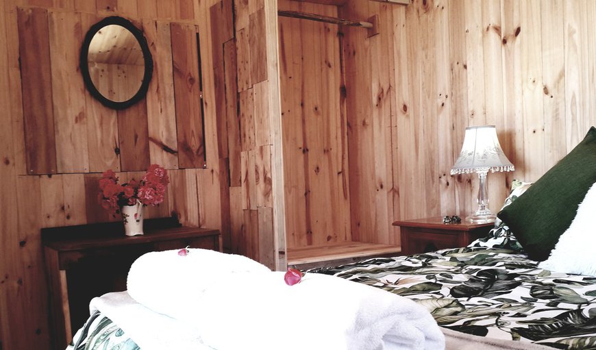Tree Tops Sunset Cabin: Bedroom