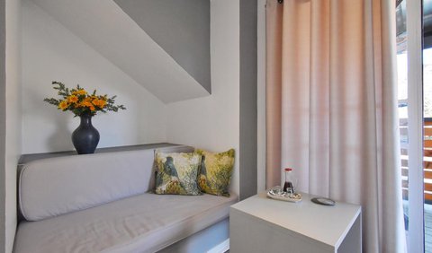Couple's Apartment: Seating area