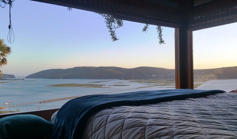 Tidal-Zen Studio (Lagoon, Heads & Town views): Ease into your day by watching the sweeping lagoon views from the comfort of your Alcove bed, hands wrapped around a cup of coffee...