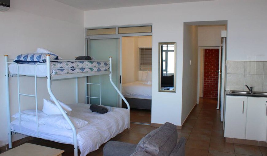 601 Umdloti Resort: Lounge with Bunk Beds