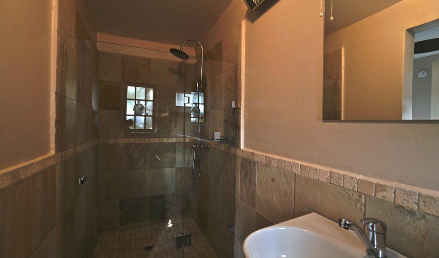 Villa La Mercy Guest Suite: Modern Bathroom