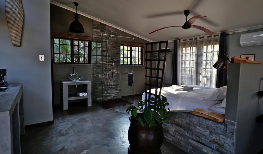 Villa La Mercy Chalet: Modern Bedroom and Open Plan Bathroom