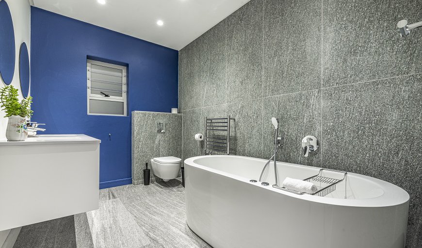 2 Bedroom Garden Apartment - 104: Luxury spa bath