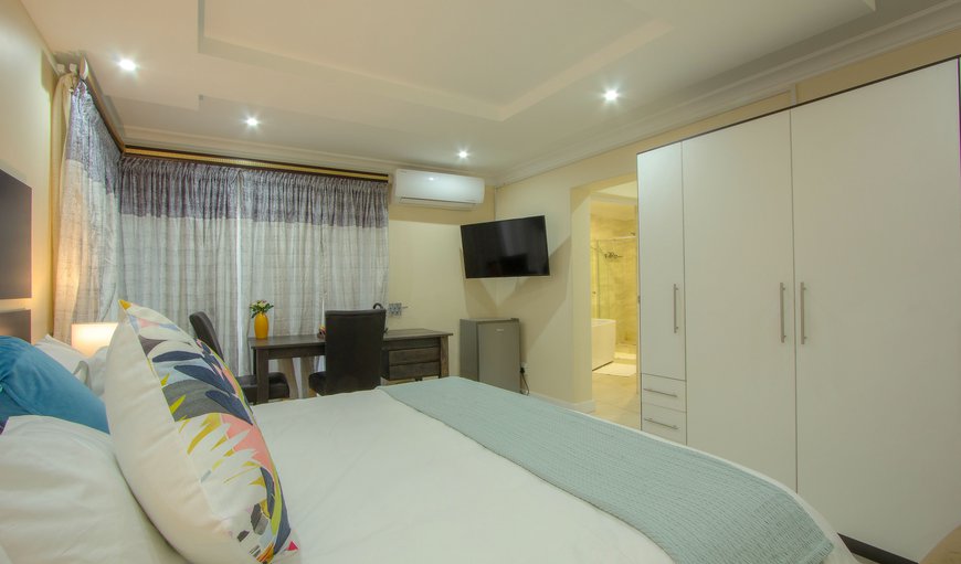 Executive King with Bath and Shower: Executive King with Bath and Shower - Each room is comfortably furnished with a King size bed and contains air-conditioning, a TV with DSTV, a desk, a mini bar fridge and coffee/tea making facilities.